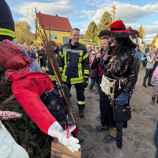 Hexenfeuer 2026 - Baba Jaga begutachtet die Fertigstellung des Haufens Hexenfeuer 2026 - Baba Jaga begutachtet die Fertigstellung des Haufens
