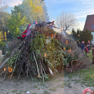 Hexenfeuer 2026 - Nach dem Umzug das Entzünden des Feuers Hexenfeuer 2026 - Nach dem Umzug das Entzünden des Feuers