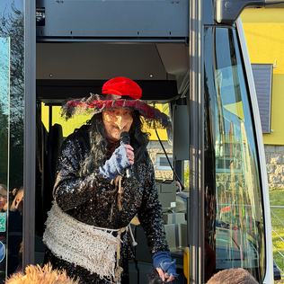 Hexenfeuer 2026 - Ein besonderes Highlight: Hexe Baba Jaga kommt mit dem Bus! Hexenfeuer 2026 - Ein besonderes Highlight: Hexe Baba Jaga kommt mit dem Bus!