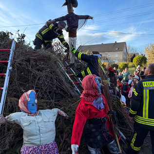 Hexenfeuer 2026 - Die acht mitgebrachten Hexen werden auf dem Scheiterhaufen untergebracht Hexenfeuer 2026 - Die acht mitgebrachten Hexen werden auf dem Scheiterhaufen untergebracht