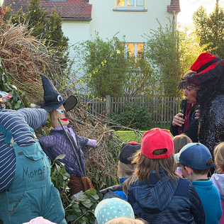 Hexenfeuer 2026 - Hexe Baba Jaga bei der Bewertung der mitgebrachten Hexen Hexenfeuer 2026 - Hexe Baba Jaga bei der Bewertung der mitgebrachten Hexen