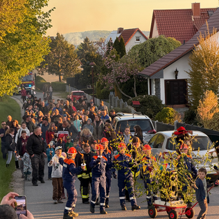 Hexenfeuer 2026 - Der traditionelle Fackel- und Lampionumzug - einmal rund um die Siedlung mit musikalischer Begleitung Hexenfeuer 2026 - Der traditionelle Fackel- und Lampionumzug - einmal rund um die Siedlung mit musikalischer Begleitung