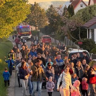 Hexenfeuer 2026 - Der traditionelle Fackel- und Lampionumzug - einmal rund um die Siedlung mit musikalischer Begleitung Hexenfeuer 2026 - Der traditionelle Fackel- und Lampionumzug - einmal rund um die Siedlung mit musikalischer Begleitung