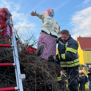 Hexenfeuer 2026 - Die acht mitgebrachten Hexen werden auf dem Scheiterhaufen untergebracht Hexenfeuer 2026 - Die acht mitgebrachten Hexen werden auf dem Scheiterhaufen untergebracht