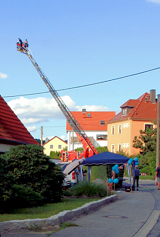 90 Jahre Kriegersiedlung - Straßenfest: Drehleiter der FFW Bischofswerda